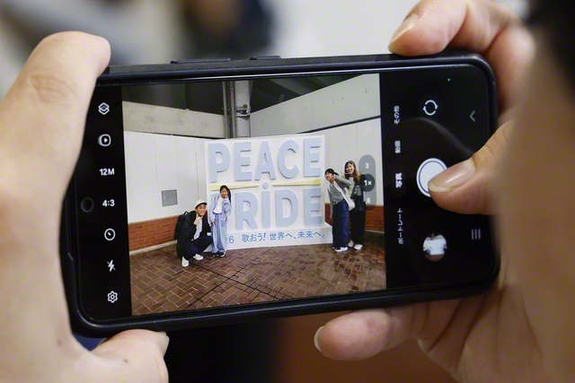 有志が製作した「PEACE　PRIDE」のモニュメントの前で記念にパシャリ