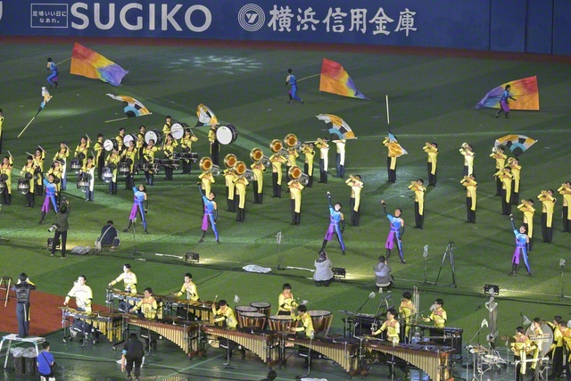 音楽隊・創価ルネサンスバンガードが友情出演。躍動感あふれる演奏・演技でスタジアムを沸かせた