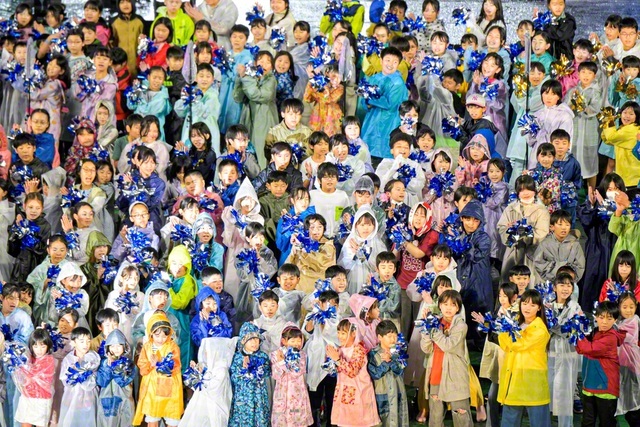 少年少女部の代表が晴れの舞台で元気よく歌い上げた。練習とともに、唱題や習い事にも挑戦しながら大成長の夏を過ごして迎えた“未来の使者”（横浜スタジアムで）