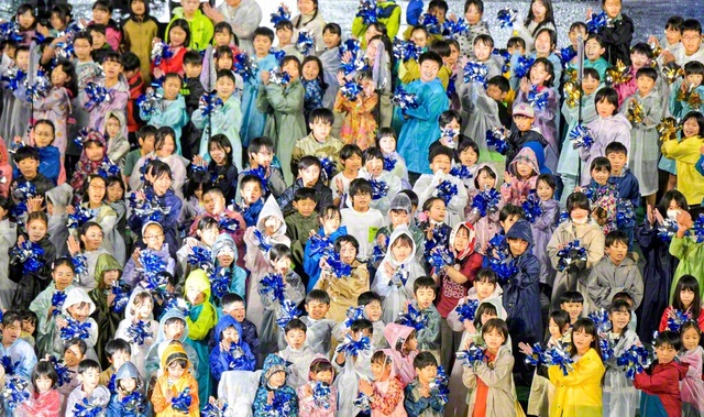 少年少女部の代表が晴れの舞台で元気よく歌い上げた。練習とともに、唱題や習い事にも挑戦しながら大成長の夏を過ごして迎えた“未来の使者”（横浜スタジアムで）