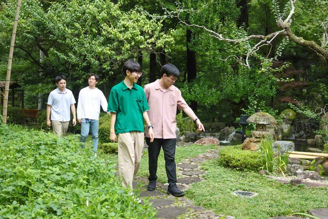 和やかな雰囲気の中、道場内の散策も行われた