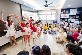 宝の未来っ子が大勢参加した南ポンゴル支部第2地区の座談会。シンガポールの独立記念式典関連の楽曲に合わせてパフォーマンスを披露した（先月23日）