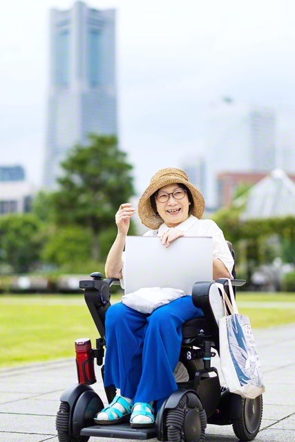 鼻歌交じりでデッサンの筆を走らせる大曽根さん。「車いすでの生活になっても、諦めたことはない」と。しなやかに生きる強さがある