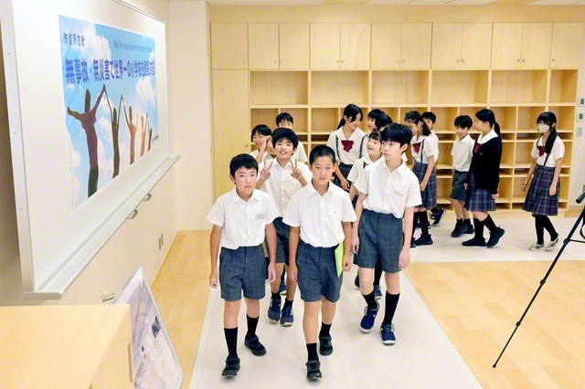完成した教室の一つを、一足早く見学する6年生の児童たち