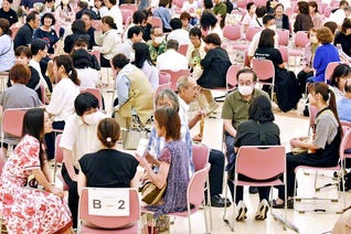 グループに分かれ、教育現場での実践などについて語り合った（13日、中部池田記念講堂で）