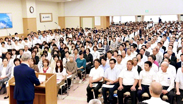 原田会長が出席した山梨総県の幹部会。金澤主任副会長があいさつし、光の城合唱団が歌声を披露した（山梨文化会館で）