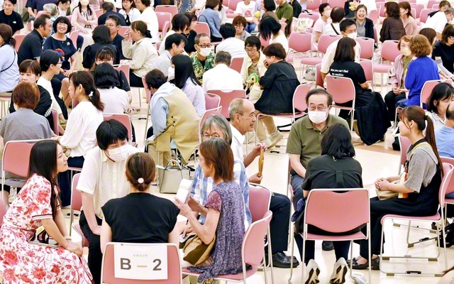 グループに分かれ、教育現場での実践などについて語り合った（13日、中部池田記念講堂で）