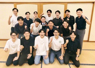 創大学生部の代表らが笑顔で