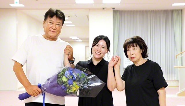 母㊨と夫㊧と共に信心に励む喜びをかみ締める市川麻菜美さん