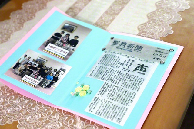7月25日付の「声」の欄に掲載された母・峯岸さんの投稿の切り抜き。「娘を初めて座談会に誘ってくれた方が大阪から送ってくれたんです」とほほ笑みながら見せてくれた