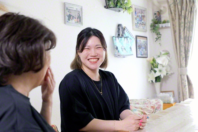 母・峯岸和子さん㊧と語らう市川麻菜美さん