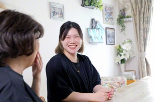 母・峯岸和子さん㊧と語らう市川麻菜美さん