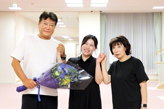 母㊨と夫・世利之さん㊧と共に信心に励む喜びをかみ締める市川さん