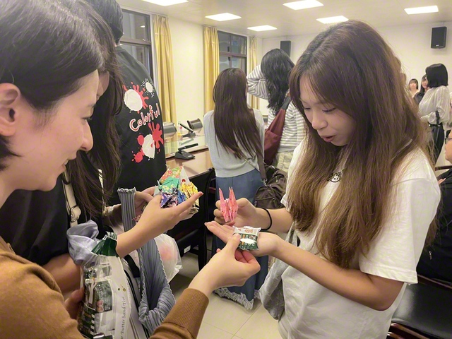 日本の折り鶴やお菓子を学生に贈り、交流のひとときを過ごした（福建師範大学で）