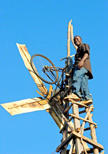 カムクワンバさんは、廃材などから風力発電機を自力で作り、世界的に有名に。その物語は今も多くの人を勇気づけ、カムクワンバさんの新たな挑戦も続いている　©Moving　Windmills