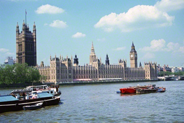 ロンドンを流れるテムズ川と、イギリスの国会議事堂・ウェストミンスター宮殿（1989年5月、池田先生撮影）。川を下った南岸に、シェークスピアの一座が建てた「グローブ座」があった