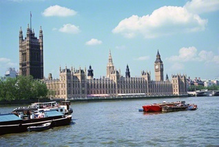 ロンドンを流れるテムズ川と、イギリスの国会議事堂・ウェストミンスター宮殿（1989年5月、池田先生撮影）。川を下った南岸に、シェークスピアの一座が建てた「グローブ座」があった