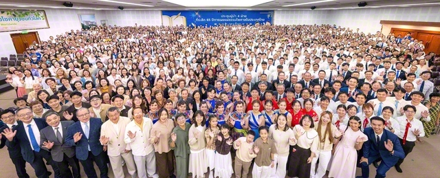 タイ広布65周年記念の代表幹部会。「アジアに幸の光を送る一大拠点であり、アジアの灯台となる使命の天地」との師の期待を胸に広布に走る(16日、バンコク近郊のタイ本部で)