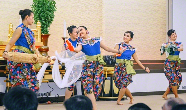舞踊グループ「カノックタイ」が、母なるチャオプラヤー川と共に生きる人々の暮らしを優雅な舞で表現（同）