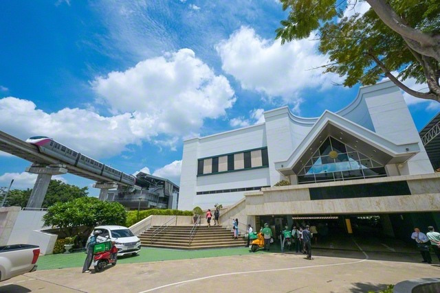 幹部会の会場となったタイ本部。雲が流れ、気持ちのいい青空が広がった