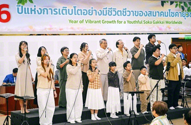 7歳から60代まで幅広い世代からなる合唱団。世代を超えて広布のバトンが受け継がれる様子を歌で表した（同）