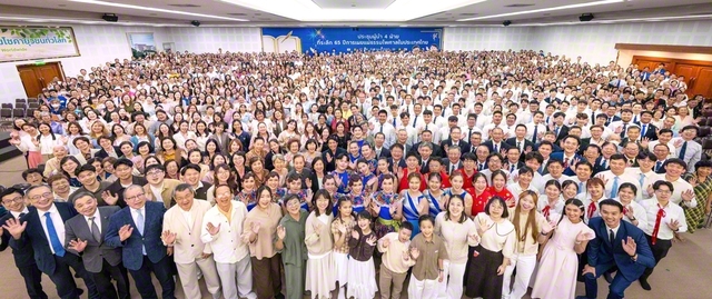 タイ広布65周年記念の代表幹部会。「アジアに幸の光を送る一大拠点であり、アジアの灯台となる使命の天地」との師の期待を胸に広布に走る（16日、バンコク近郊のタイ本部で）