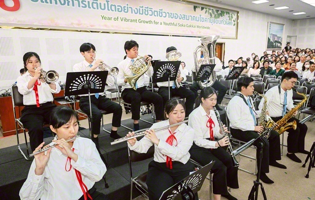 どこまでも池田先生と共に！――音楽隊と鼓笛隊が決意を込めて（同）