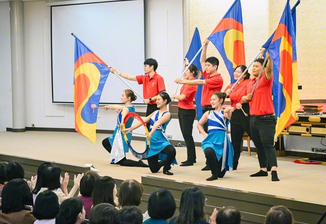 音楽隊・鼓笛隊がフラッグやバトンを使い、息の合った演技を披露（同）