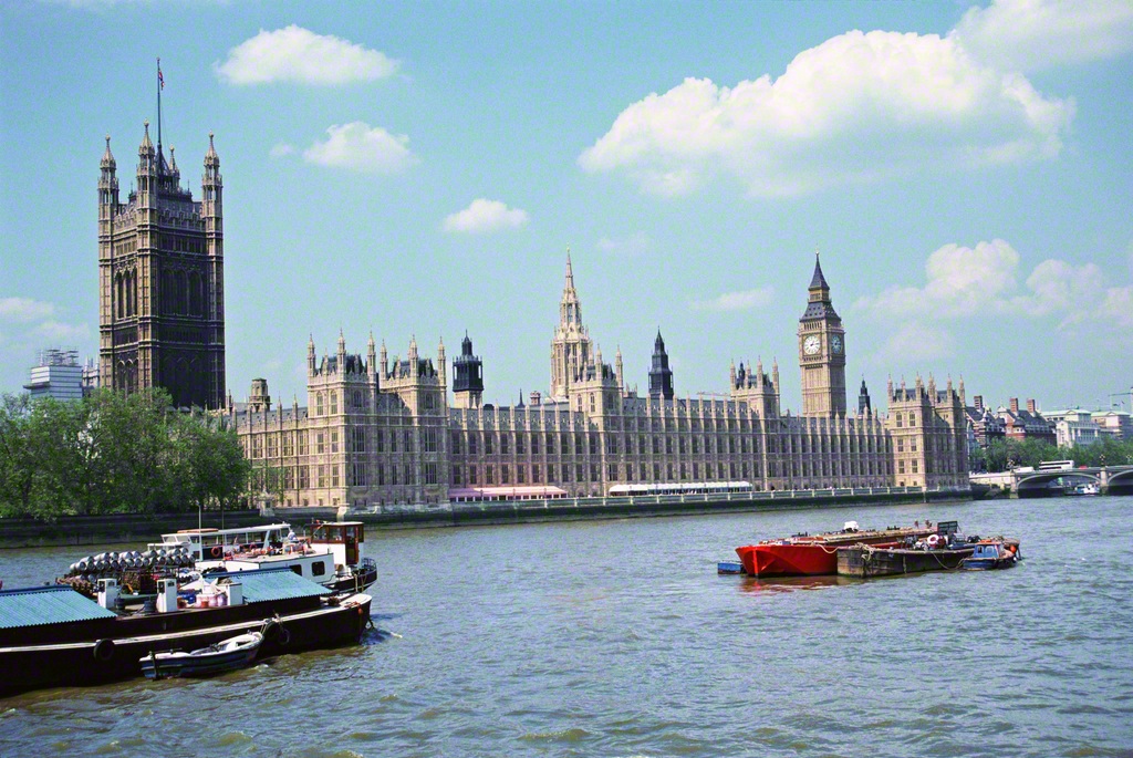 ロンドンを流れるテムズ川と、イギリスの国会議事堂・ウェストミンスター宮殿（1989年5月、池田先生撮影）。川を下った南岸に、シェークスピアの一座が建てた「グローブ座」があった