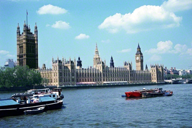 ロンドンを流れるテムズ川と、イギリスの国会議事堂・ウェストミンスター宮殿（1989年5月、池田先生撮影）。川を下った南岸に、シェークスピアの一座が建てた「グローブ座」があった