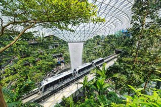 チャンギ国際空港にある複合施設「ジュエル・チャンギ・エアポート」。約2000本もの木が植えられ、中央には屋内の人工滝として世界一の落差を誇る40メートルの滝がある。完全自動運転のMRT（大量高速鉄道）が走り抜ける