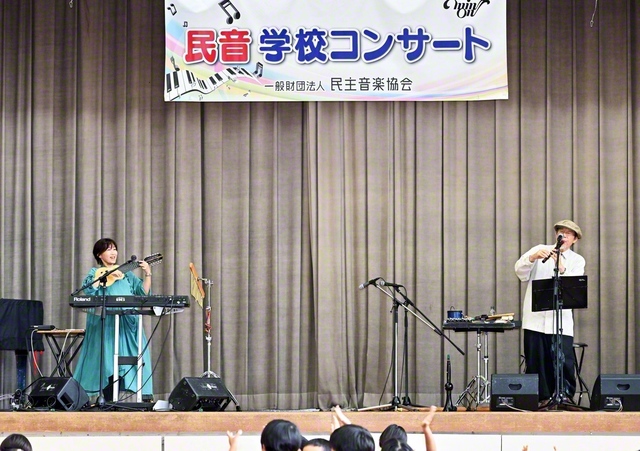 デュオ「ビエント」の学校コンサート（福岡・太宰府市立国分小学校で）