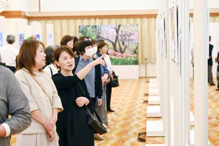 愛媛文化会館で始まった「自在なる眼――池田大作写真展」