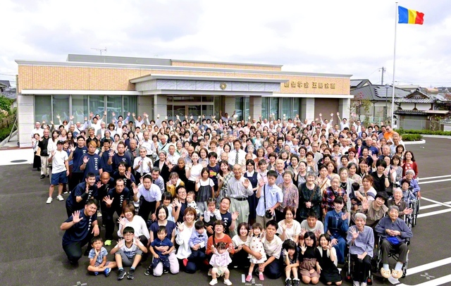 新「五島会館」の開館式に集った友が誓いのカメラに。式典で演奏した五島太鼓団の団員2人の友人が、この日までに入会を決意した