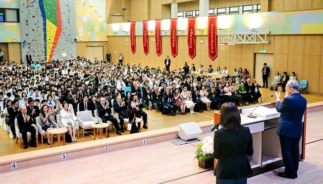 皆さんの活躍こそ、世界の希望です！――SISM最高顧問の原田会長が新入生にエールを送る（19日、創価インターナショナルスクール・マレーシアで）