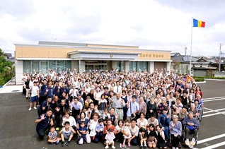 新「五島会館」の開館式に集った友が誓いのカメラに。式典で演奏した五島太鼓団の団員2人の友人が、この日までに入会を決意した