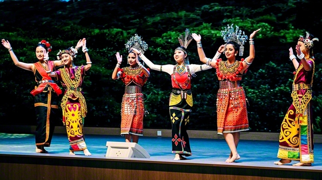 民族衣装に身を包んだ生徒が、東マレーシアの伝統舞踊を披露（同）