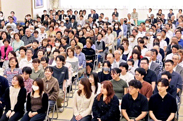 師弟有縁の天地でさらなる広布の前進を誓い合った青梅総区の友（青梅文化会館で）