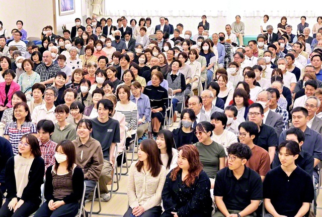 師弟有縁の天地でさらなる広布の前進を誓い合った青梅総区の友（青梅文化会館で）