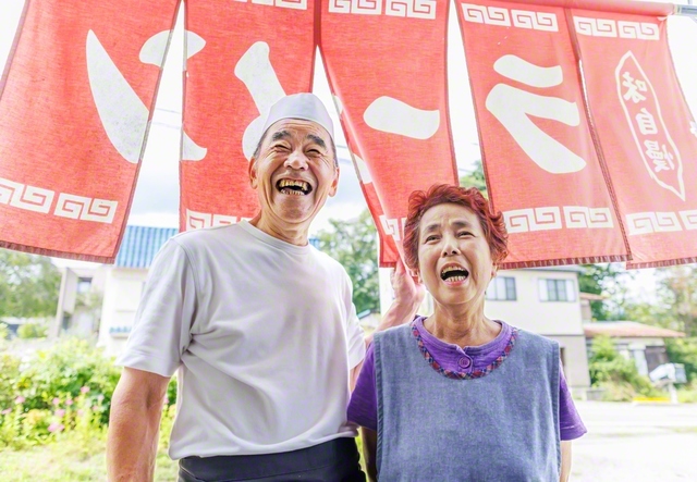 どこまでも、「報恩の誠」を貫く森泉さん㊧と妻・壽子さん