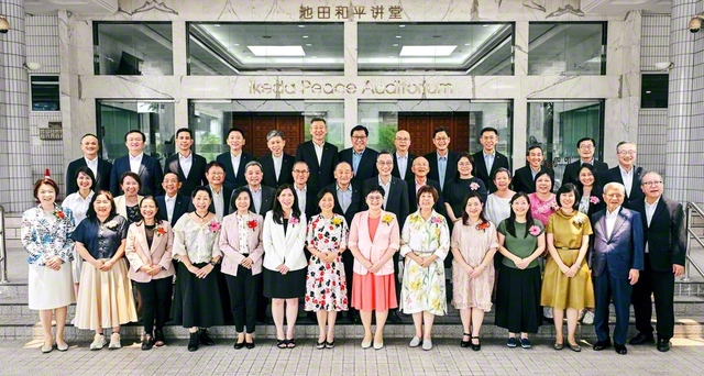 東南アジア最高協議会の参加者が、マレーシア文化会館で原田会長らと共に記念のカメラに（20日）