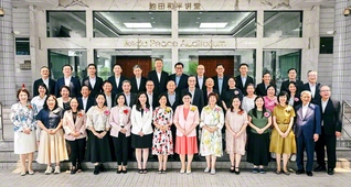 東南アジア最高協議会の参加者が、マレーシア文化会館で原田会長らと共に記念のカメラに（20日）