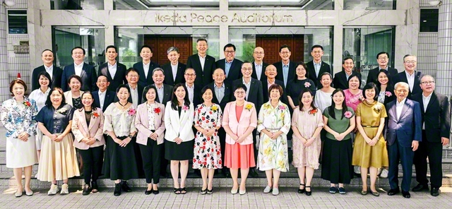 東南アジア最高協議会の参加者が、マレーシア文化会館で原田会長らと共に記念のカメラに（20日）