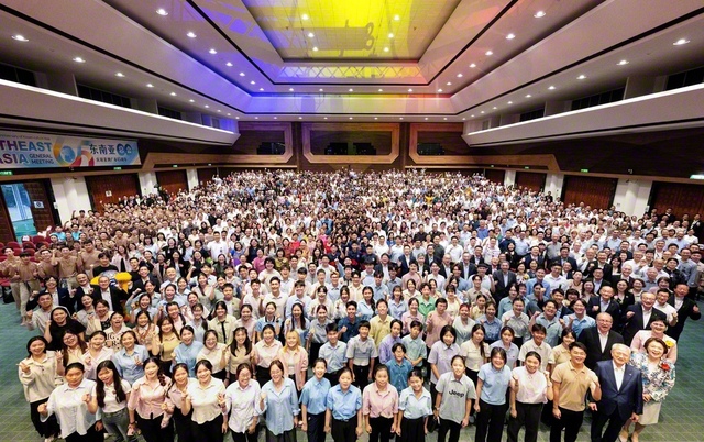 アジアに幸福の光を！――弘教拡大に挑んで集った「東南アジア総会」の参加者が記念のカメラに。マレーシアでは本年、“8000人の青年の折伏拡大”を目標に掲げ、各部一体で前進する（クアラルンプール近郊のマレーシア文化会館で）