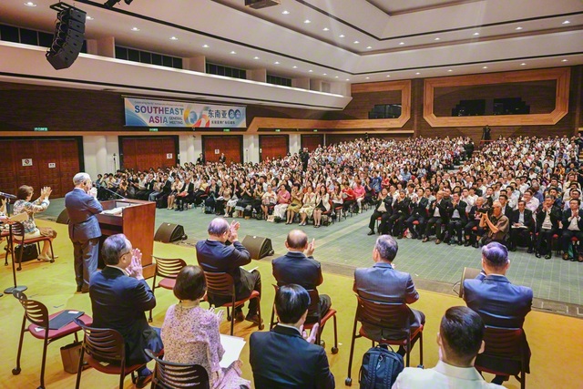 原田会長が参加者を激励。総会が行われたマレーシア文化会館には、1988年と2000年に池田先生が訪れている