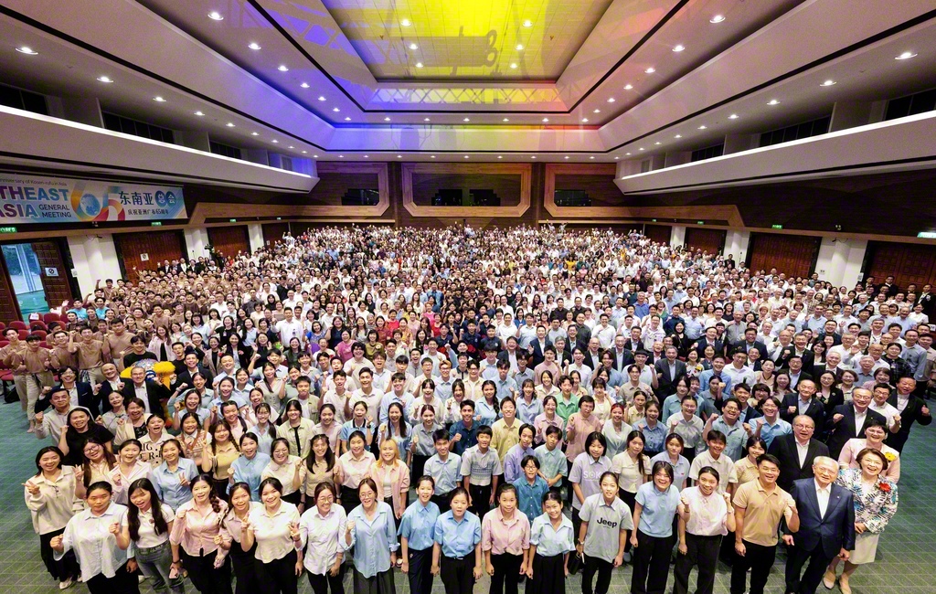アジアに幸福の光を！――弘教拡大に挑んで集った「東南アジア総会」の参加者が記念のカメラに。マレーシアでは本年、“8000人の青年の折伏拡大”を目標に掲げ、各部一体で前進する（クアラルンプール近郊のマレーシア文化会館で）