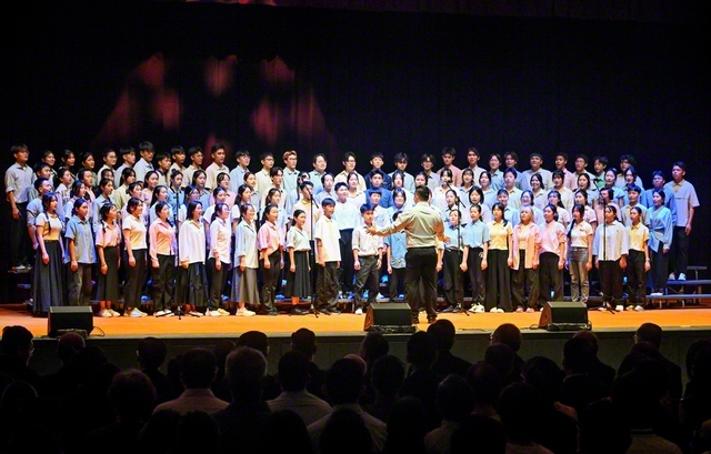 学会歌「青年よ広布の山を登れ」を高らかに歌う合唱団。出演者はこの1カ月、信心と技術を磨いて本番に臨んだ