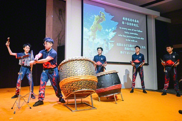 太鼓やシンバルがライオンダンス（獅子舞）を盛り上げる