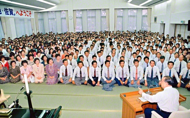 1990年9月24日、13年ぶりに佐賀を訪れ、代表者勤行会に出席した池田先生。信心に徹し、どこまでも題目を唱えながら生き抜いた人こそ、永遠の勝利者であると激励した（佐賀文化会館で）