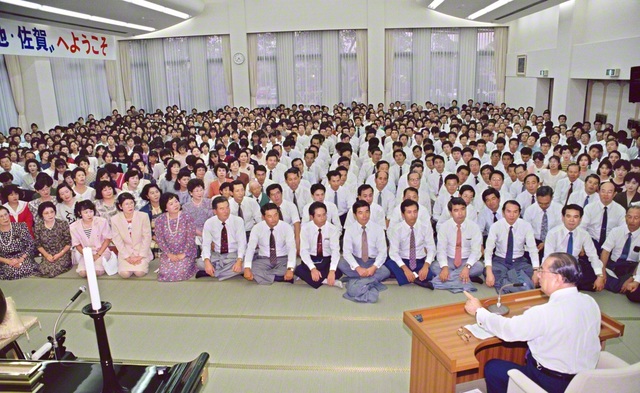 1990年9月24日、13年ぶりに佐賀を訪れ、代表者勤行会に出席した池田先生。信心に徹し、どこまでも題目を唱えながら生き抜いた人こそ、永遠の勝利者であると激励した（佐賀文化会館で）